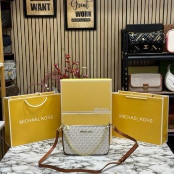 MICHAEL KORS CROSSBODY BAG WITH OG BOX AND DUST BAG WITH CARRY BAG 22318✔️🤩